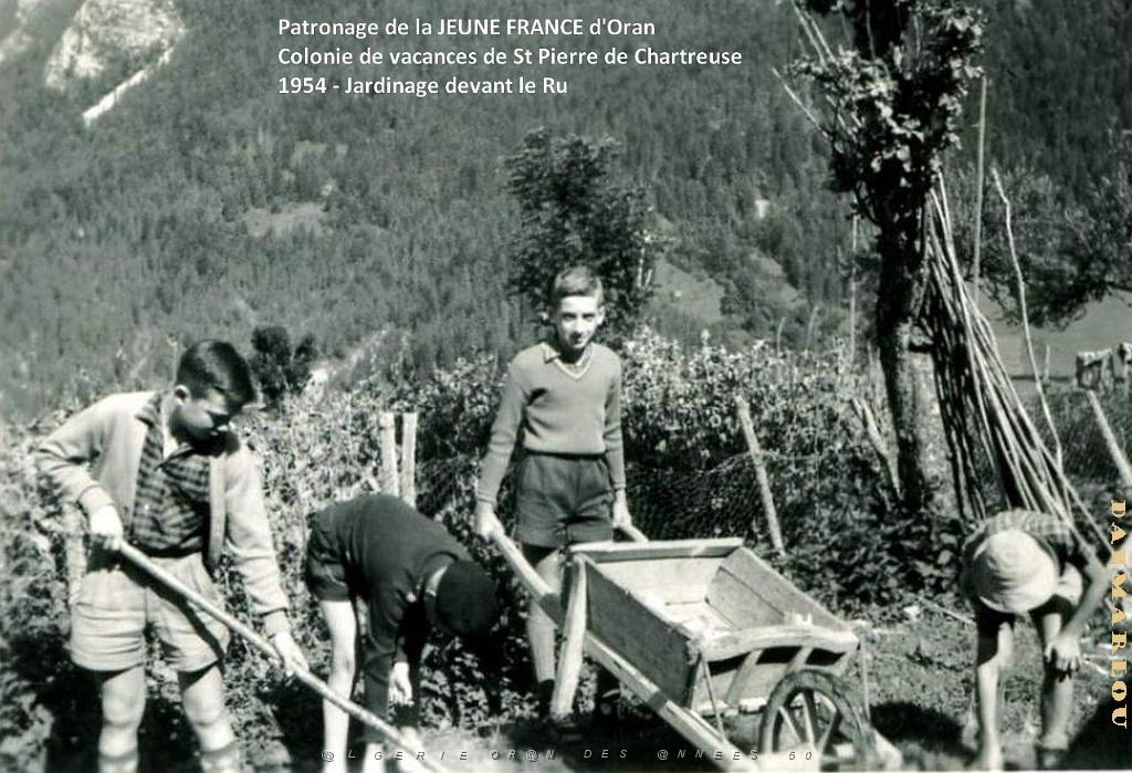 COLO JEUNE FRANCE 1954 jardinage devant le Ru.jpg
